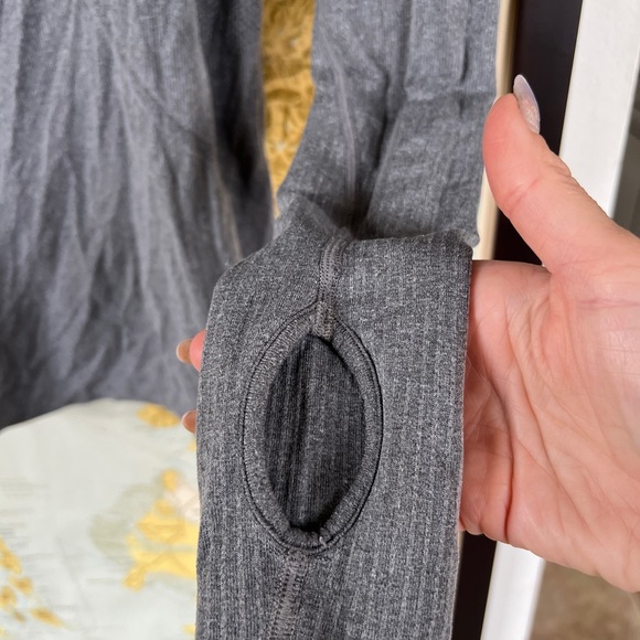 Sliver grey Lulu lemon sport top with finger sleeves - Picture 3 of 3